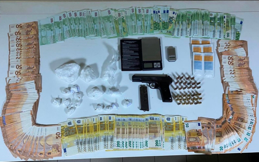 Arrestohet 39 vjeçari shqiptar në Greqi  kokainë  armë dhe mbi 30 mijë euro në shtëpinë e tij